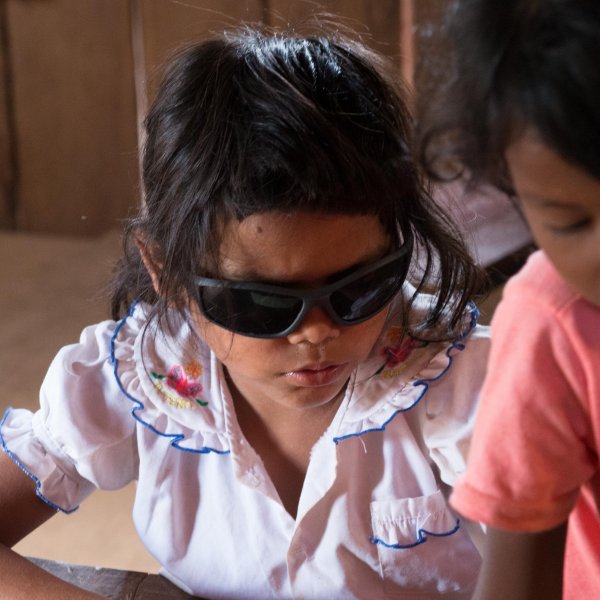 Schülerin mit Sonnenbrille
